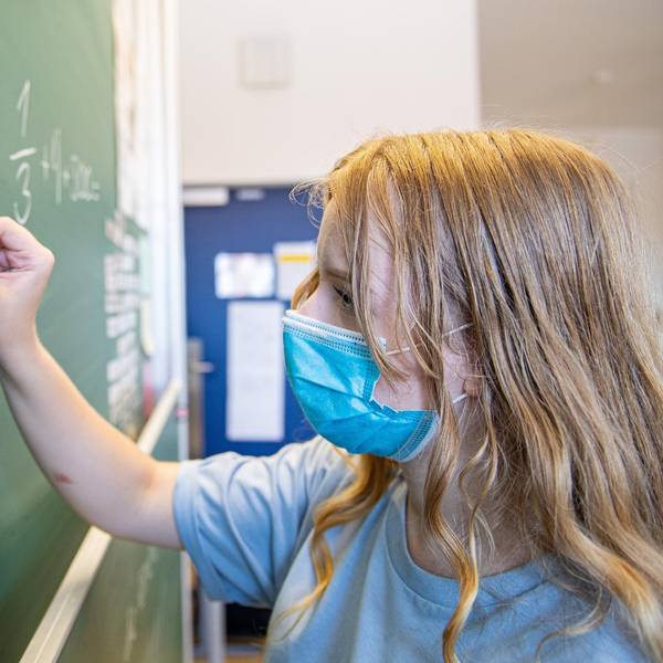 Schülerin Maske NRW