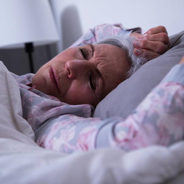 alte frau schläft