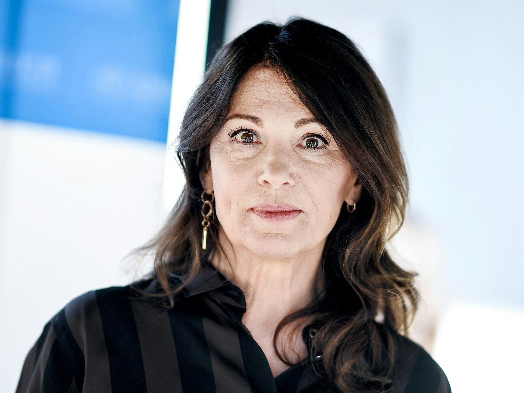 Iris Berben schaut in die Kamera.