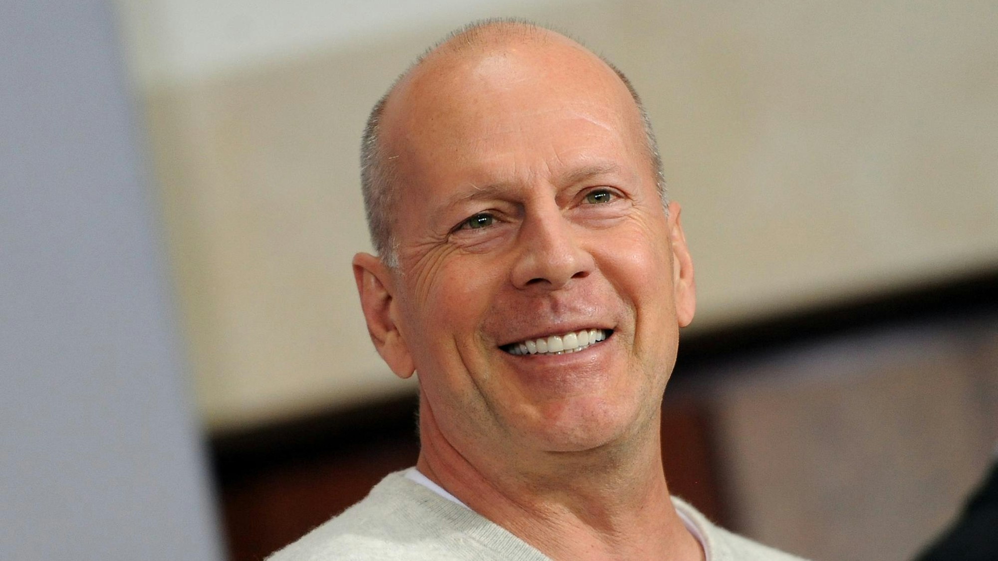 Bruce Willis lacht in die Kamera.