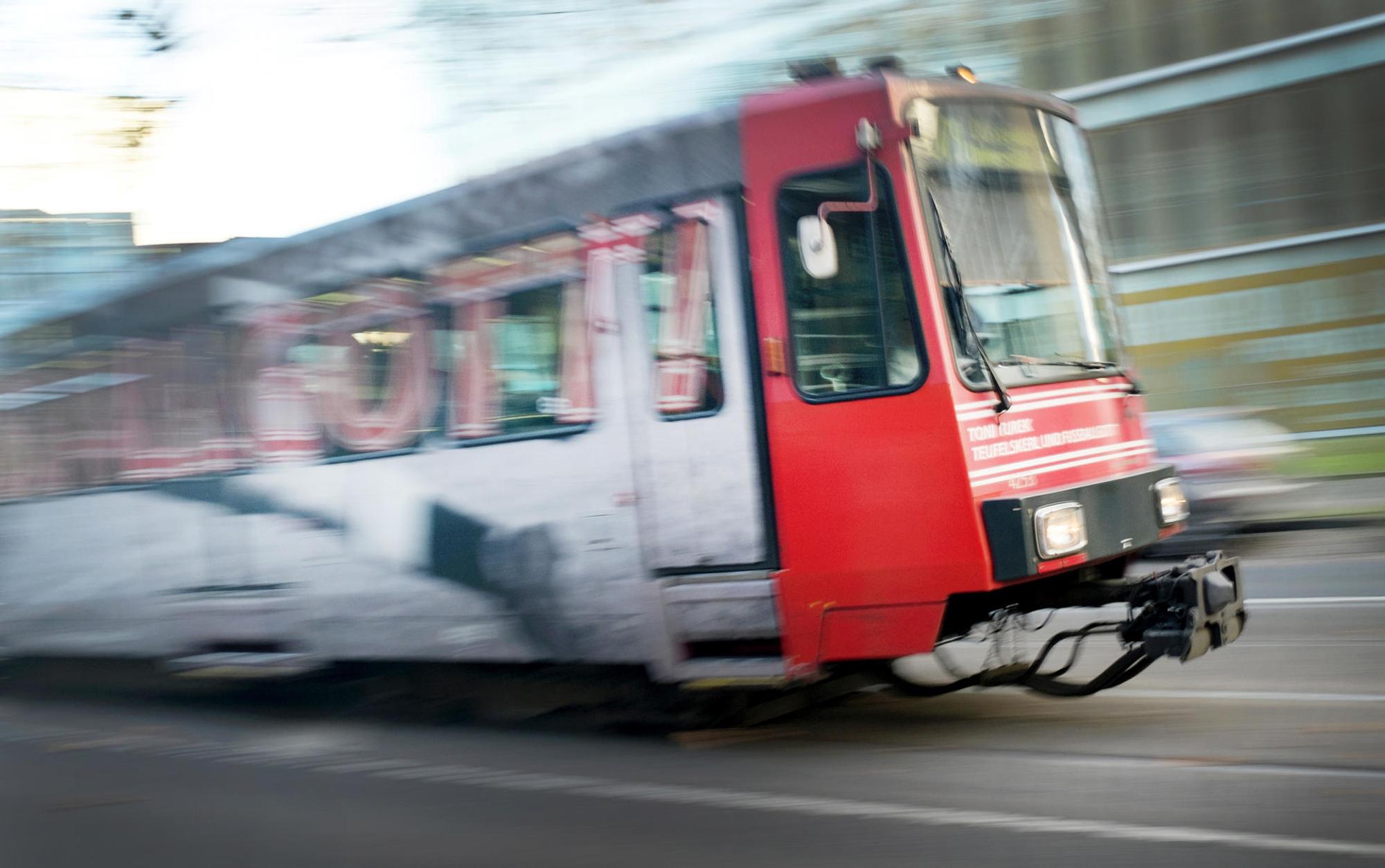 Das Symbolbild zeigt eine fahrende Straßenbahn