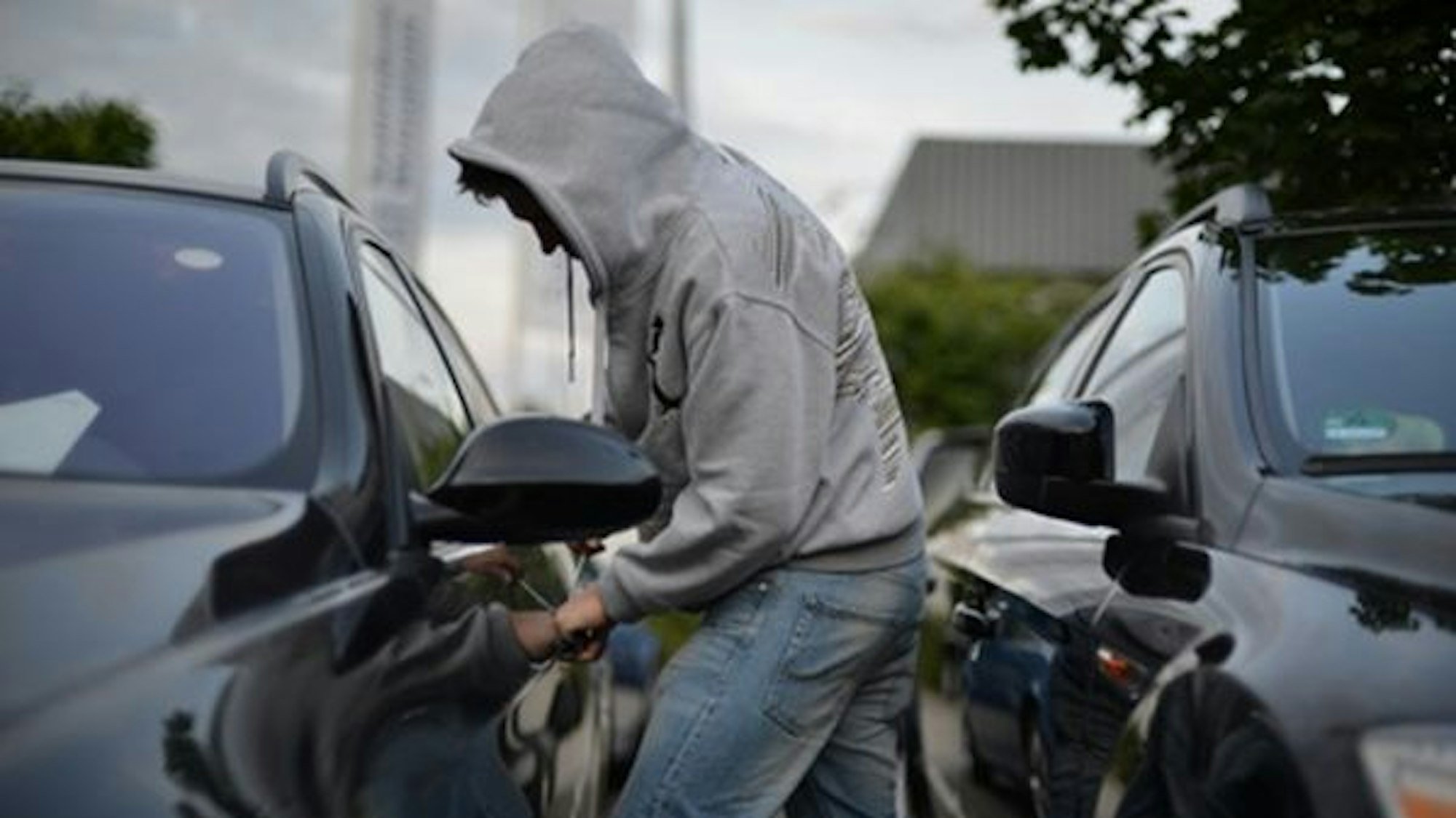 Einbrecher Auto aufgeknackt