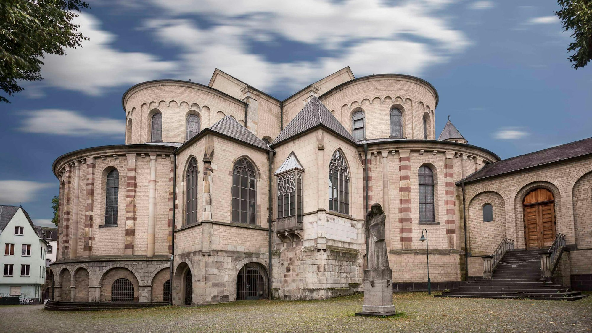 Kirche mit vielen runden Bauteilen und ohne Turm