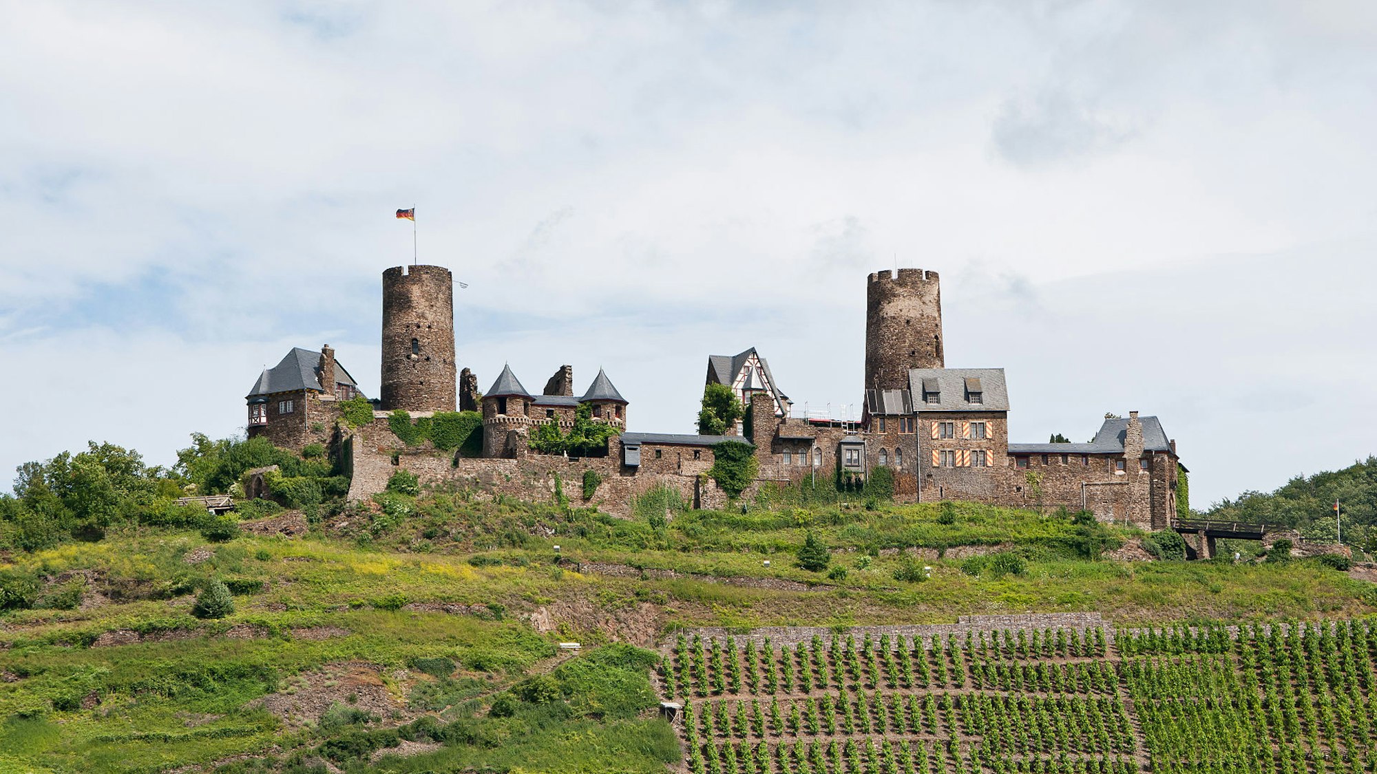 Von Weinbergen umgeben – die Nordwestansicht der Burg Thurant