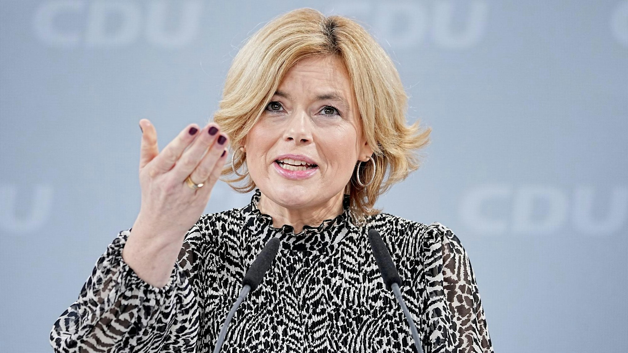 Julia Klöckner spricht am Rednerpult im Bundestag und gestikuliert mit einer Hand.