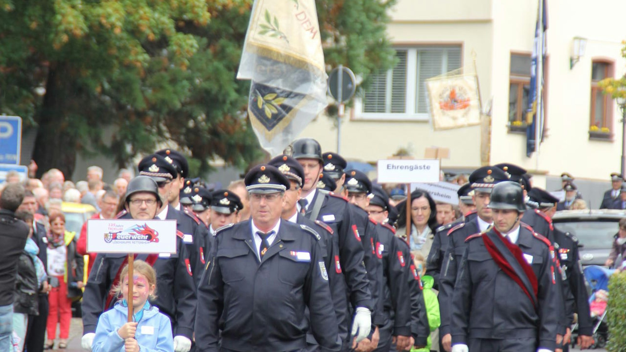 Ernst Meyer bei einem Umzug durch Nettersheim mit der Freiwilligen Feuerwehr.