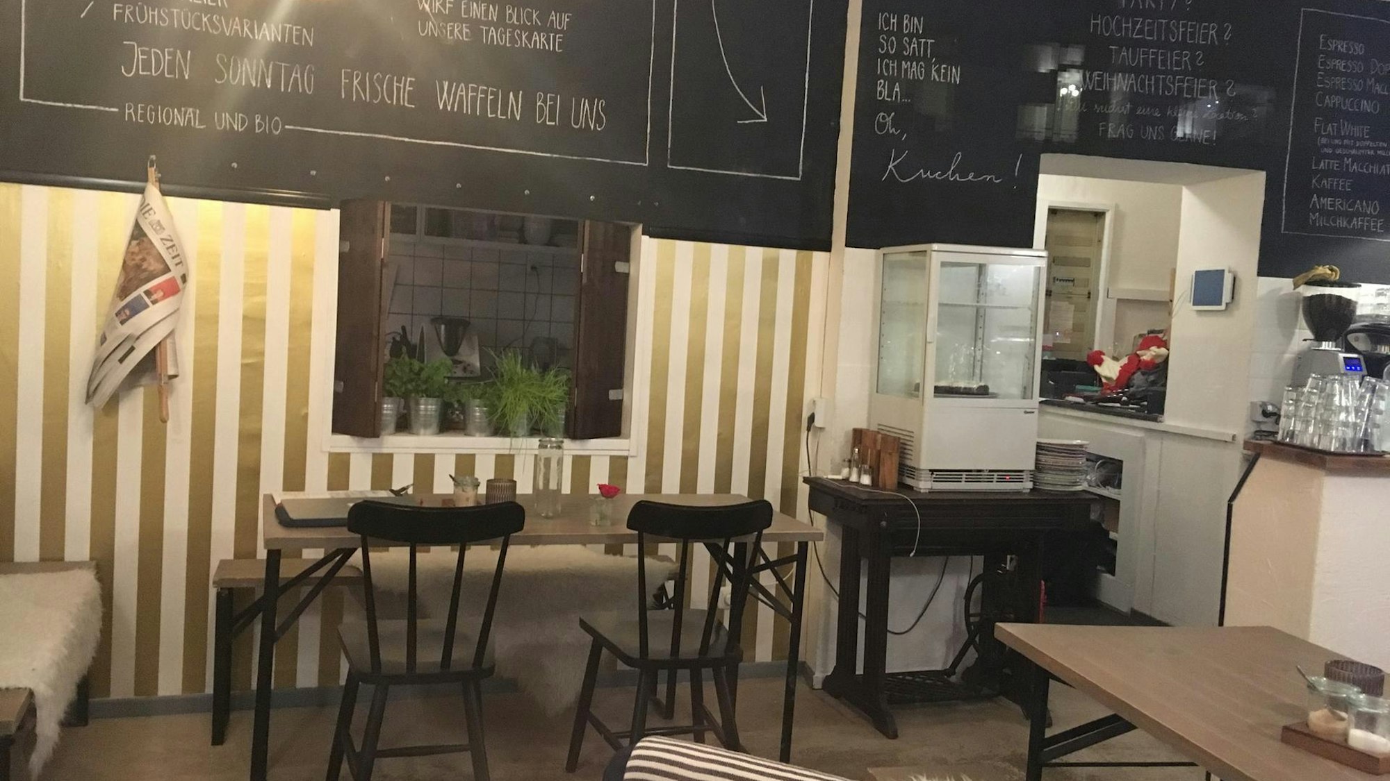 Der heimelige Innenraum des Café Walter