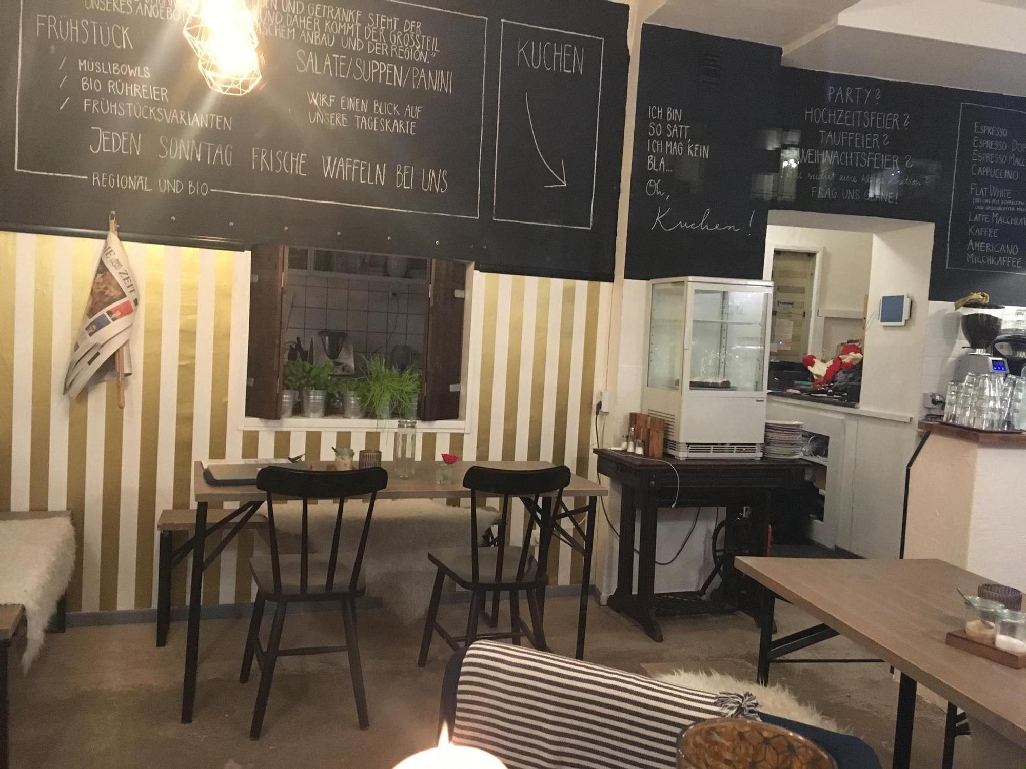 cafe walter innen Laura