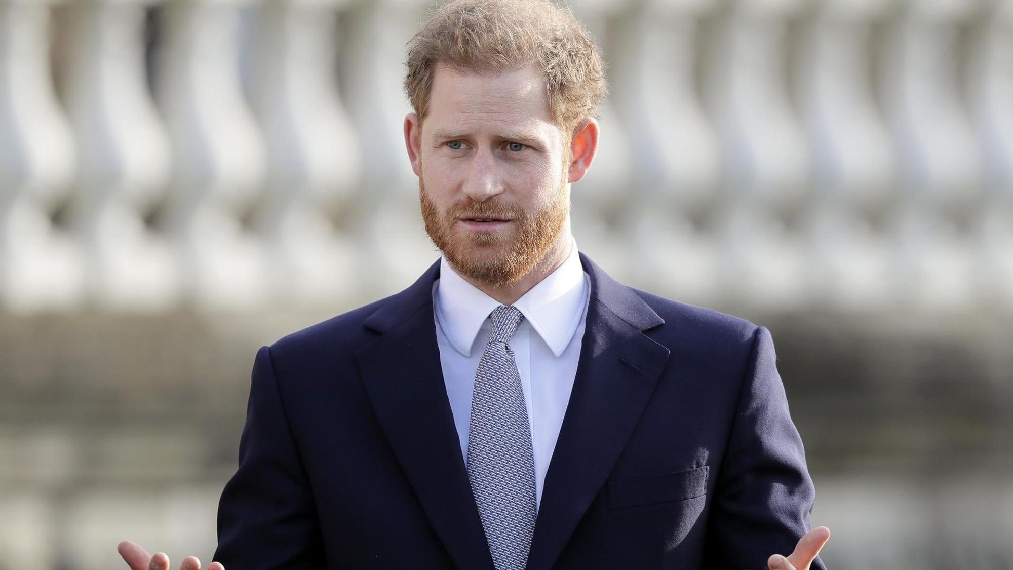 Prinz Harry, der Herzog von Sussex, hebt fragend beide Hände.