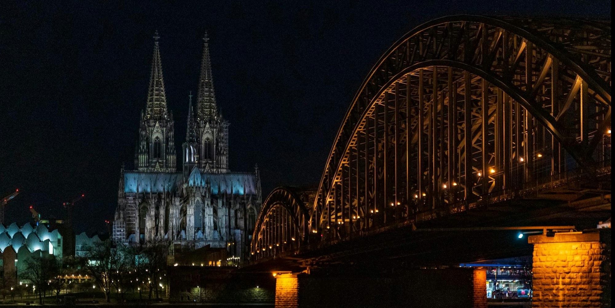 Dom Earth Hour beleuchtet