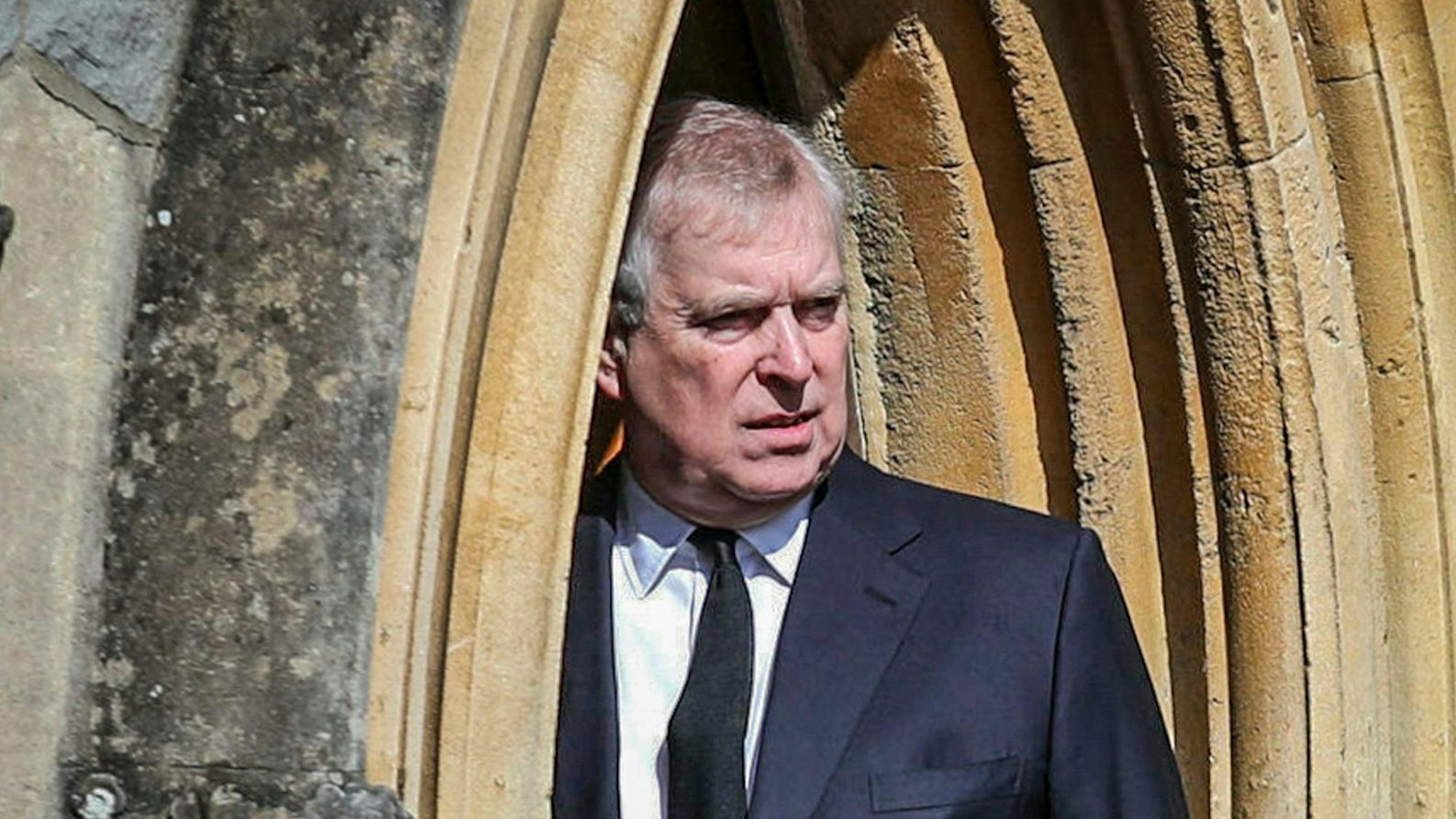 Prinz Andrew steht in einem Torbogen.