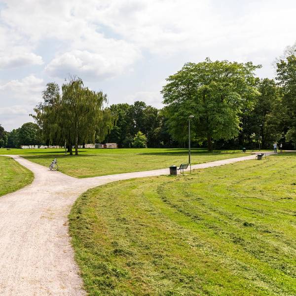Blick in den Nordpark mit Gehwegen