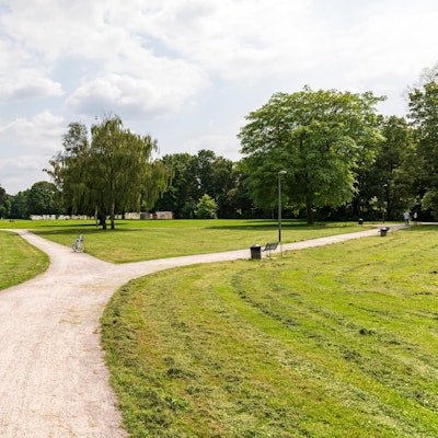 Blick in den Nordpark mit Gehwegen