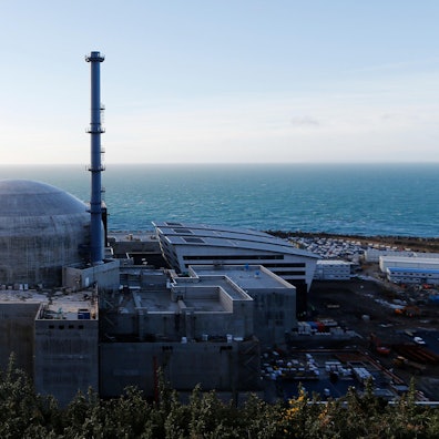 Das Atomkraftwerk Flamanville, im Hintergrund das Meer.