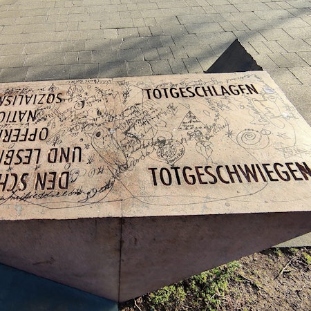 Beschmiertes NS-Mahnmal