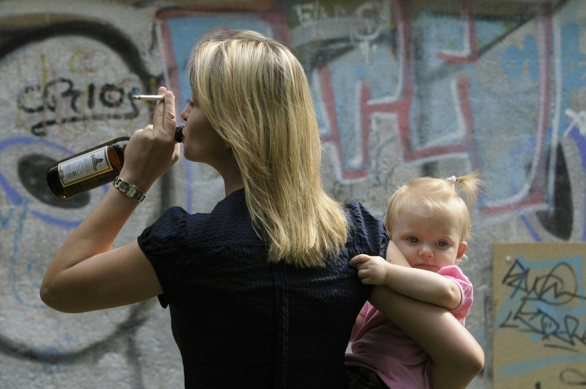 Sucht_Frau_Kind_Bier_Alkohol_Zogarette_Symbol_imago