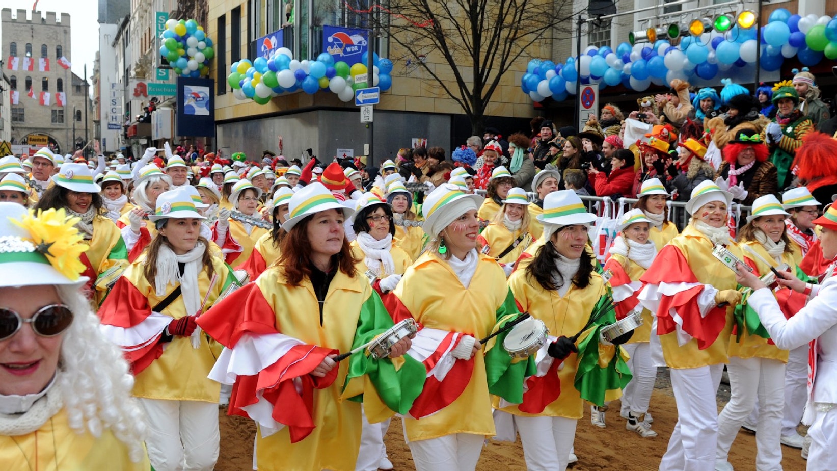 Der Rosenmontagszug setzt sich in Bewegung.