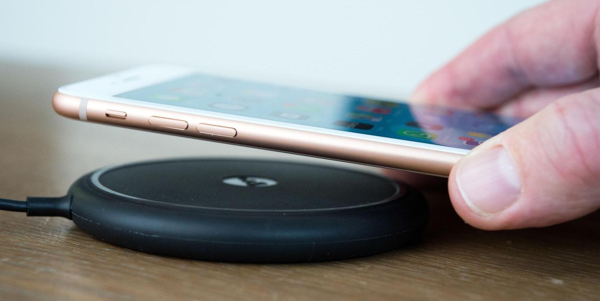 Ein Handy wird induktiv aufgeladen