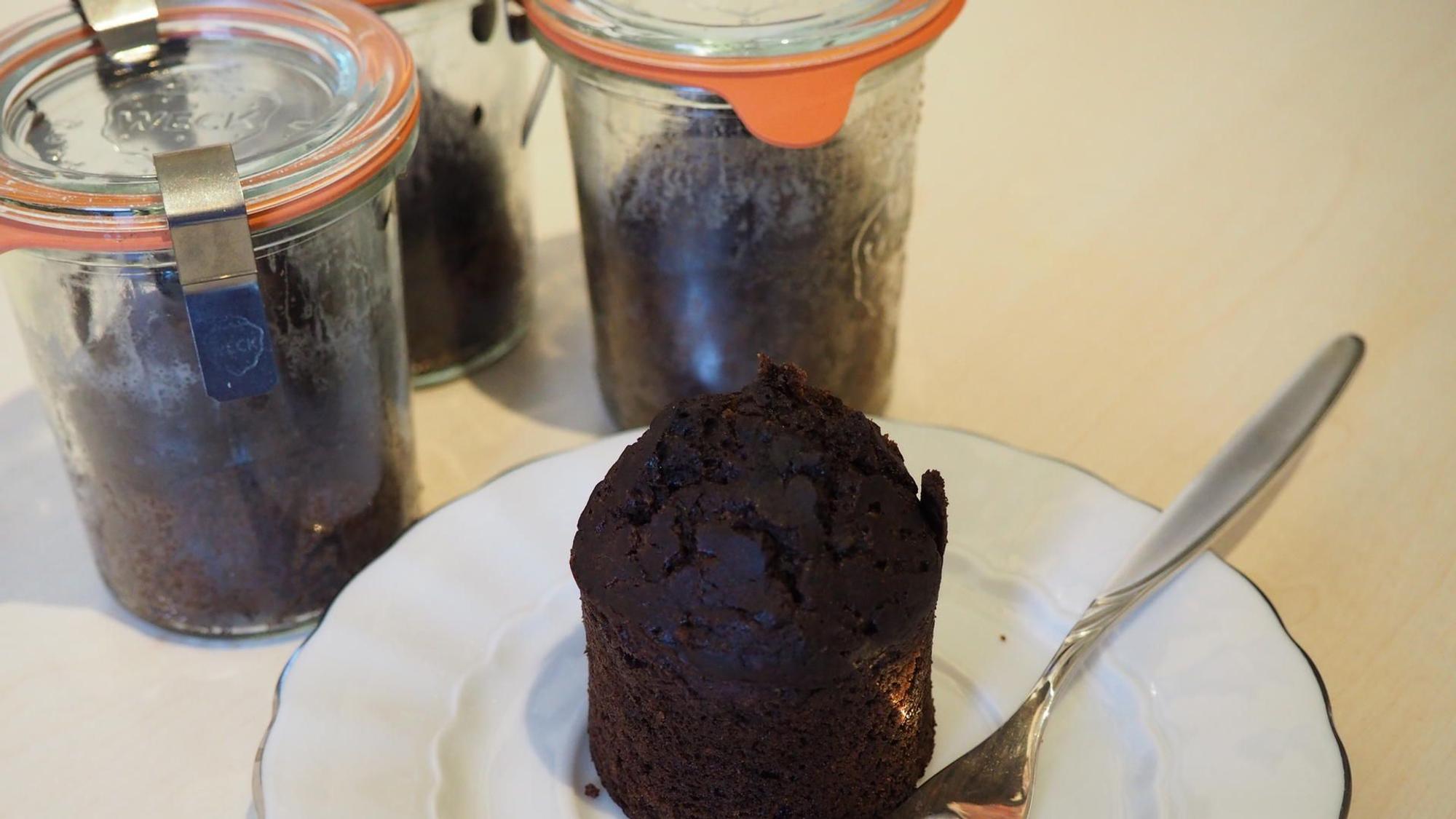 Durch das Backen im Glas wird der Kuchen haltbar gemacht.
