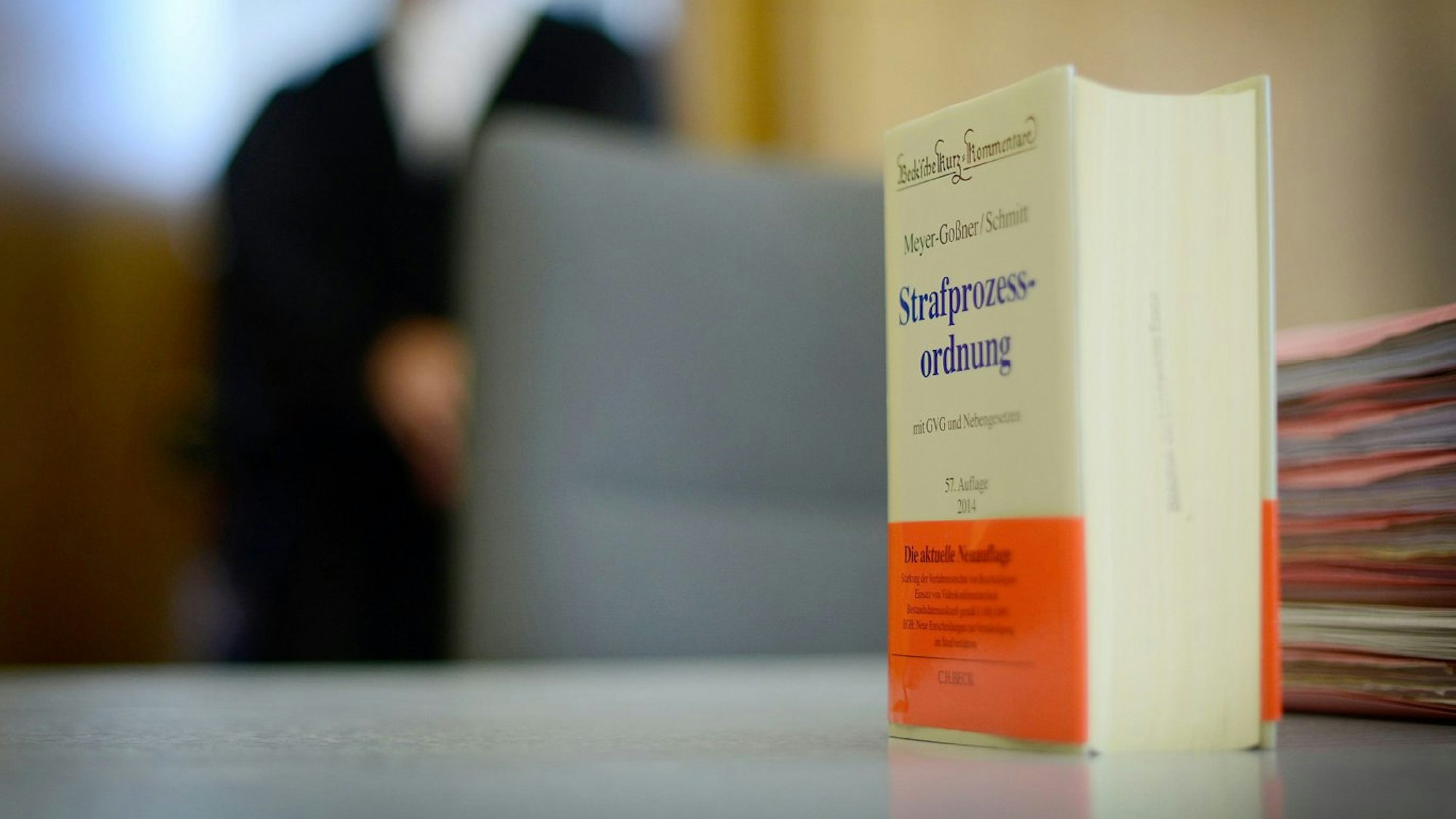 Das Buch der Strafprozessordnung auf einem Tisch im Gerichtssaal.