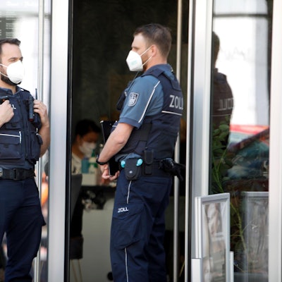 Zollkontrolle eines Nagelstudios auf der Venloer Straße in Ehrenfeld.