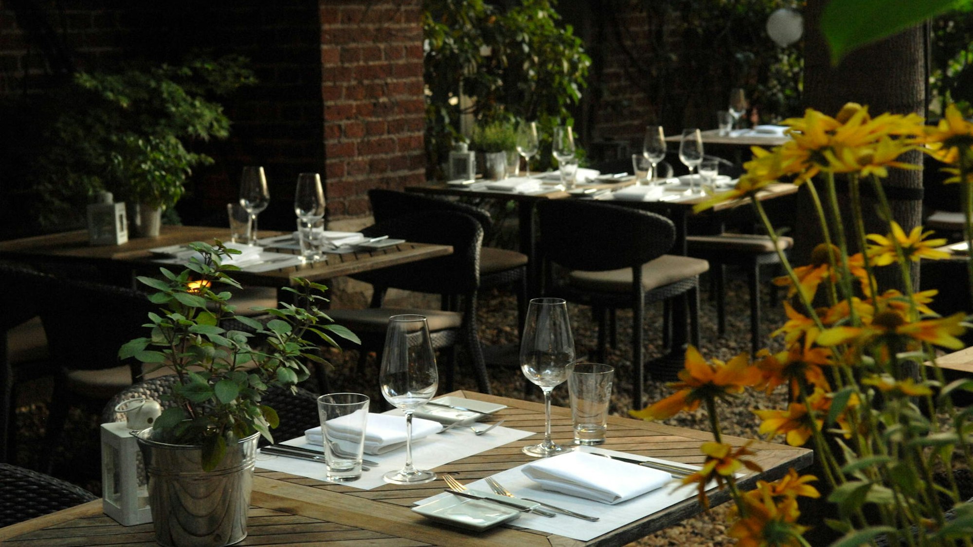 Christoph Paul's Innenhof mit hübsch gedeckten Tischen.