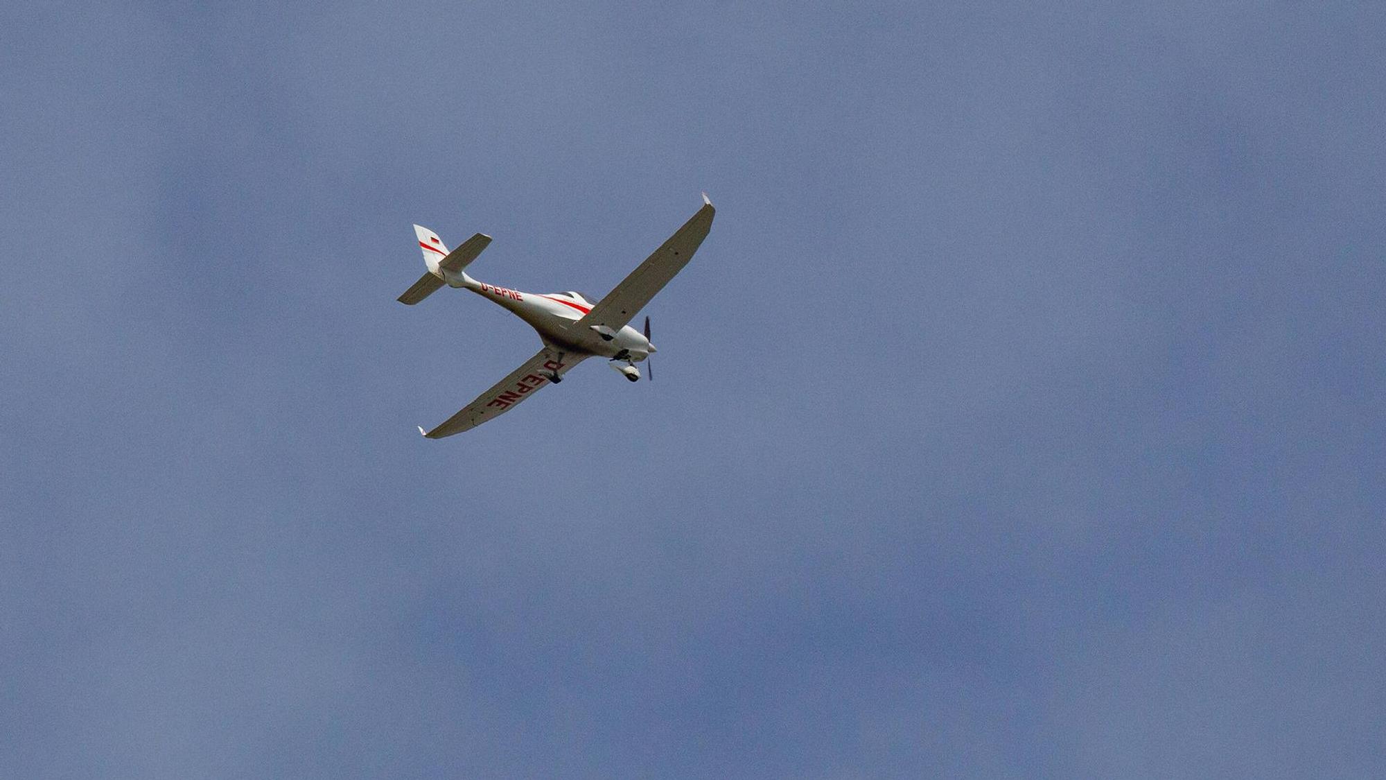 Ein Kleinflugzeug fliegt am Himmel.
