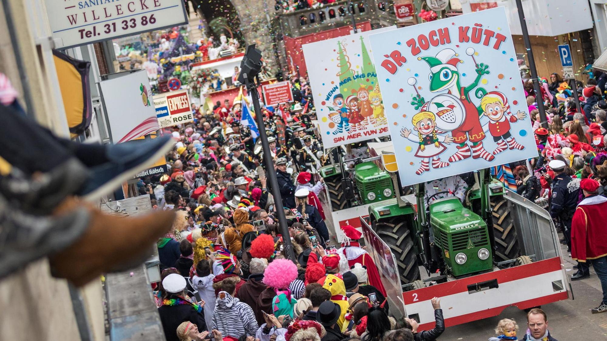 Blick auf den Rosenmontagszug in der Severinstraße