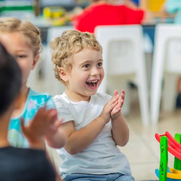 Kinder klatschen in einer Kita.