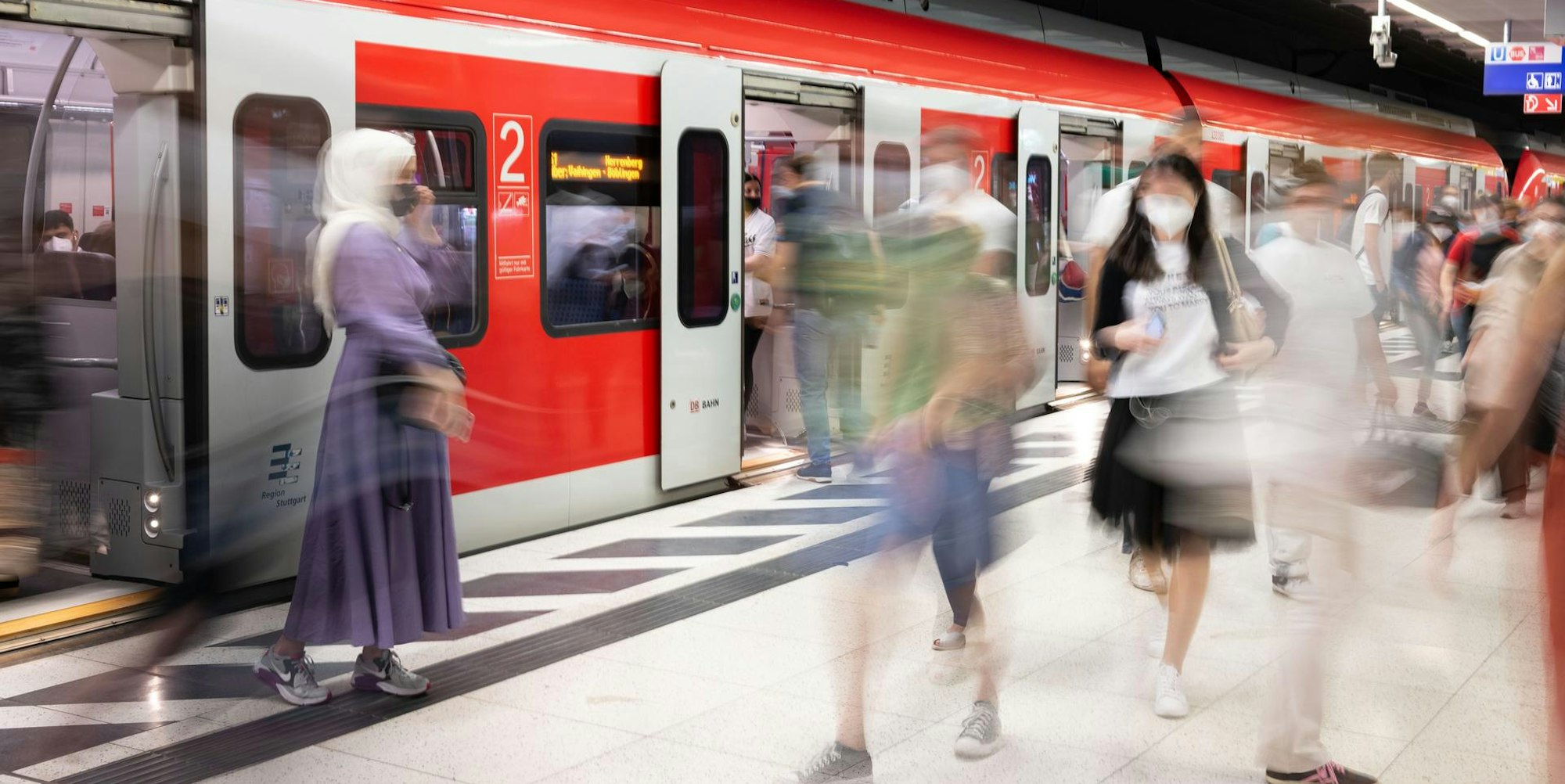 9 Euro Ticket Symbol dpa 070622