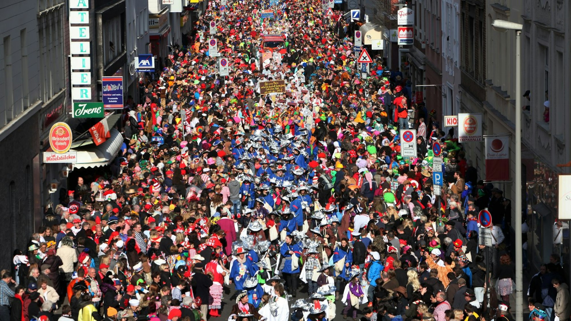 Ein Strom aus Jecken zieht durch die Landmannstraße in Neuehrenfeld