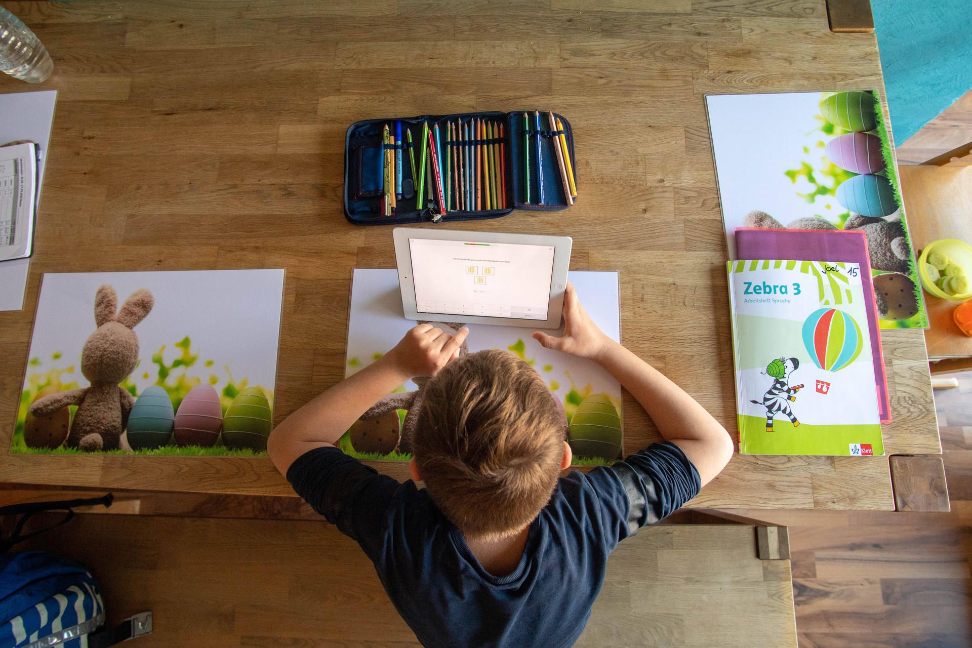 Schüler lernt mit Tablet