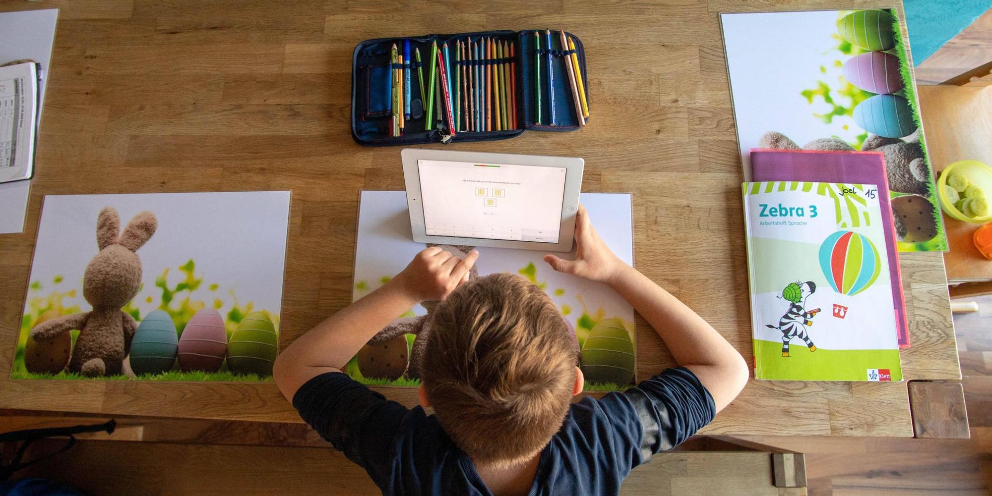 Schüler lernt mit Tablet