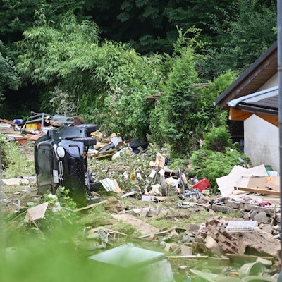 Auto im Garten 180821