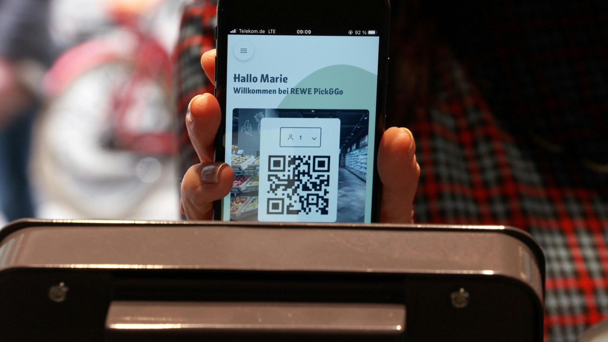 Per Smartphone und REWE Pick and Go-App startet das kassenlose Einkaufen
