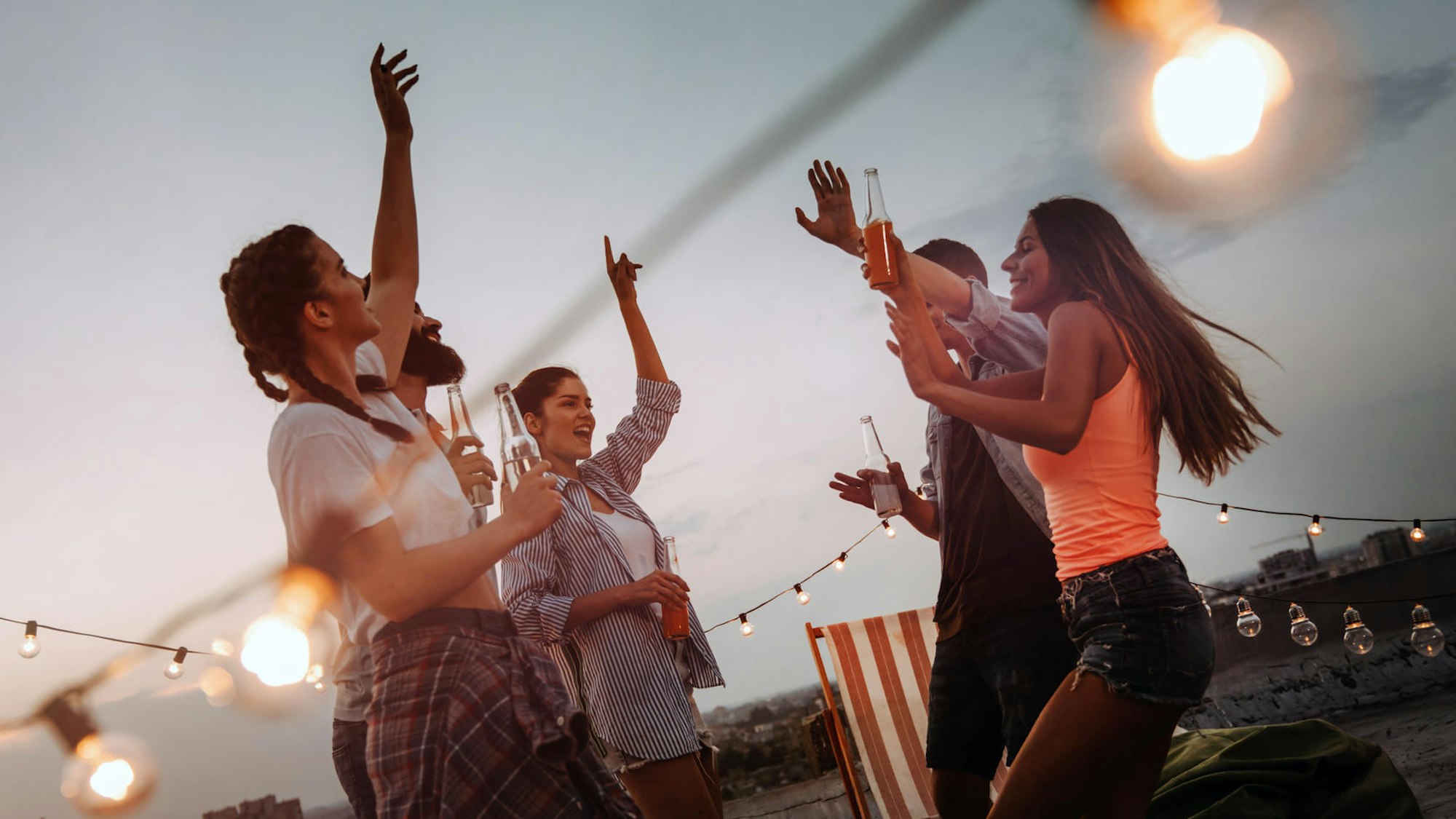 Junge Menschen feiern auf der Straße.