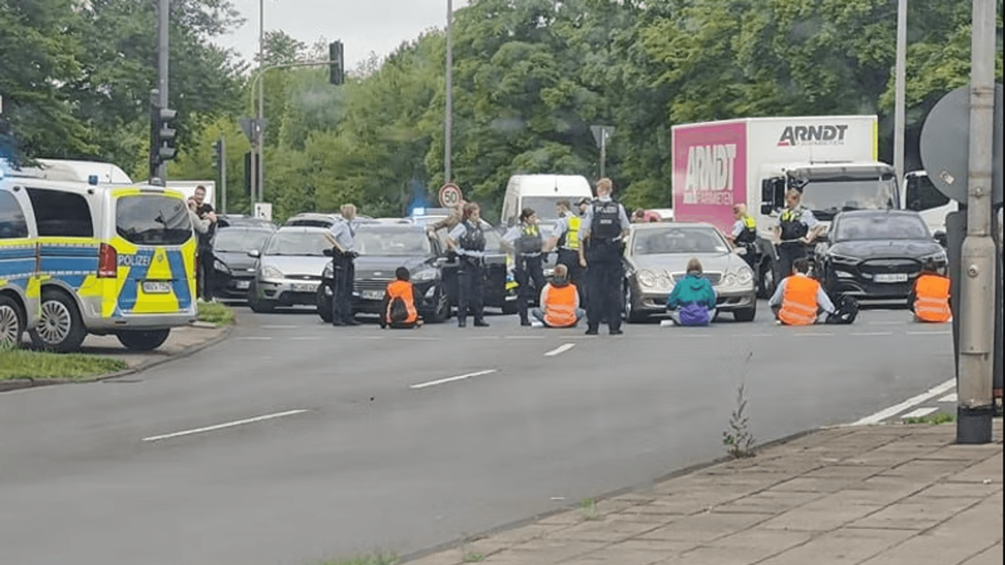 Die Klimaaktivisten blockieren am 01.07.2022 die Innere Kanalstraße in Köln.