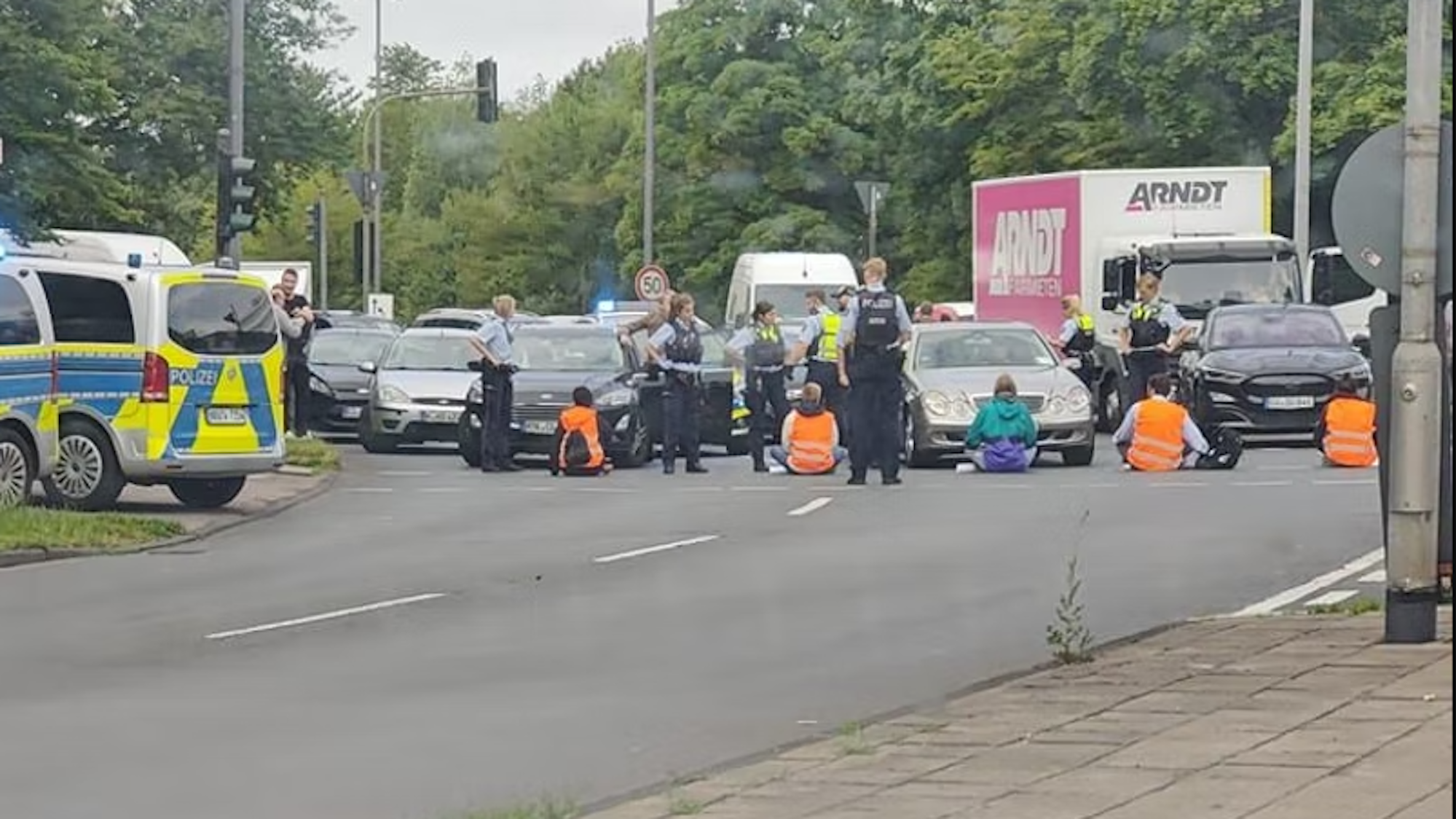 Die Klimaaktivisten blockieren am 01.07.2022 die Innere Kanalstraße in Köln.