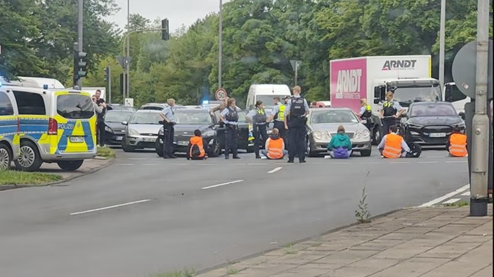 Klimaaktivisten blockieren am 1.Juli 2022 die Innere Kanalstraße in Köln.