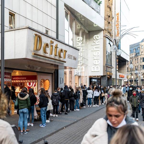 Schlange stehen Kölner Innenstad