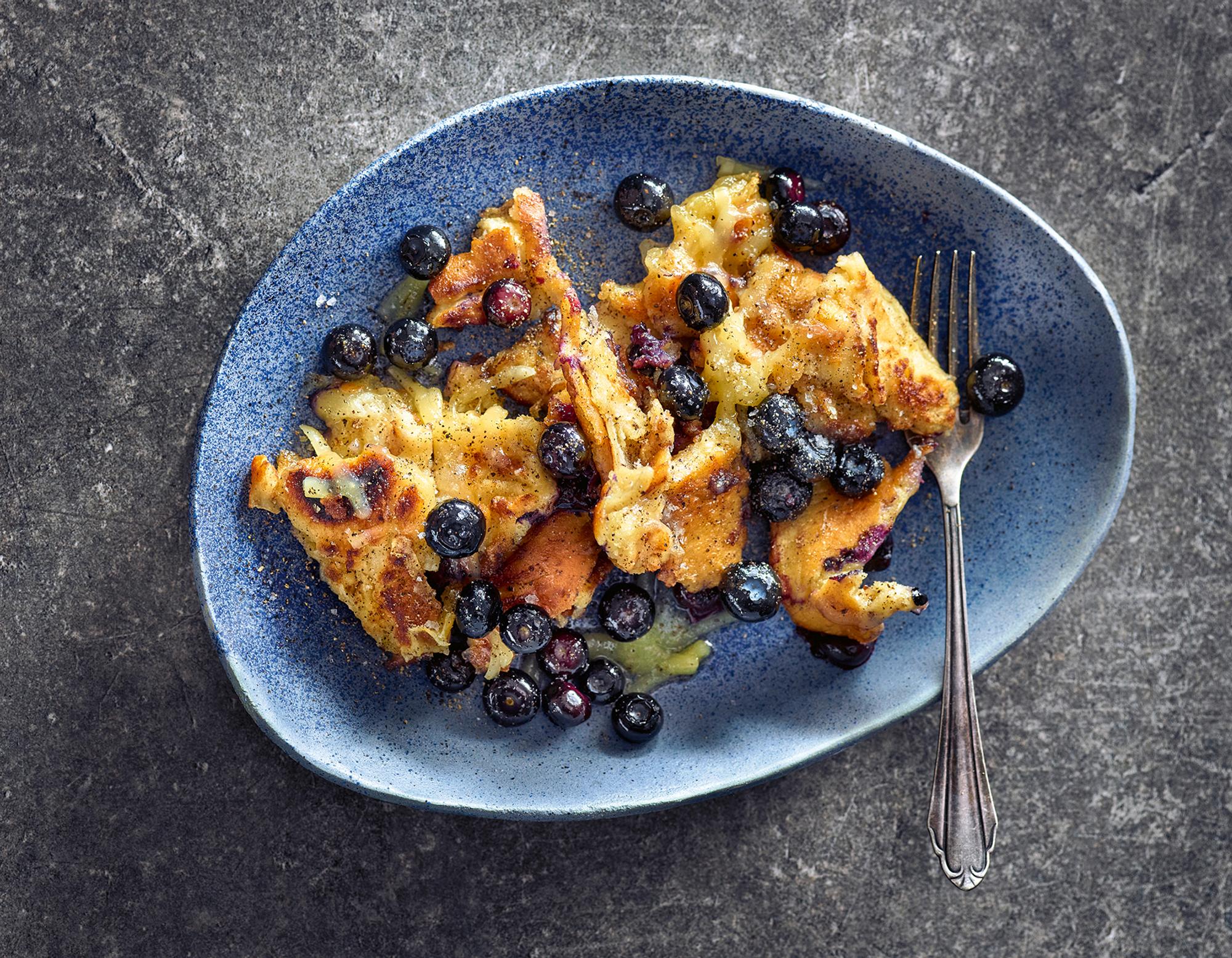 kaiserschmarrn in blauer bowl