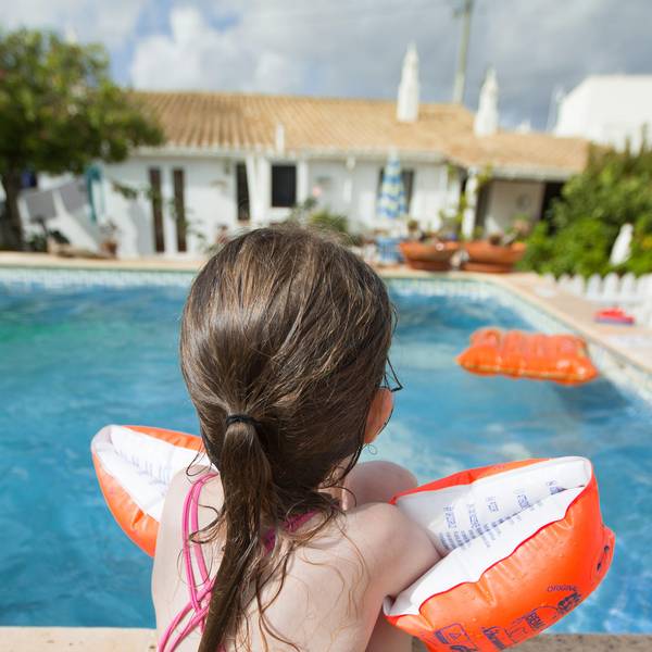 Mädchen mit Schwimmflügeln dpa