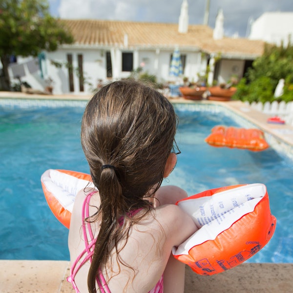 Mädchen mit Schwimmflügeln dpa