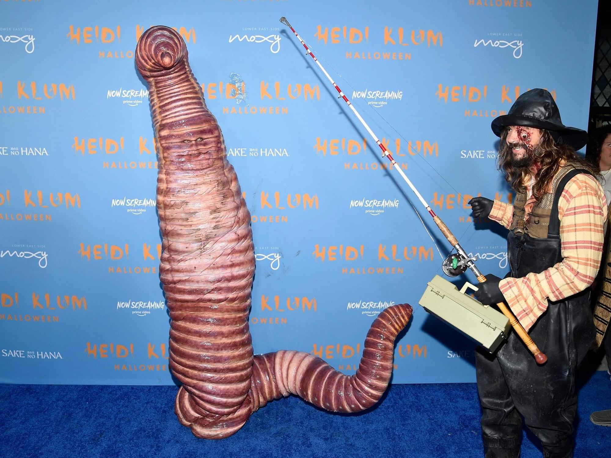 Im Wurm-Kostüm steckt Heidi Klum, rechts ihr Mann Tom Kaulitz.