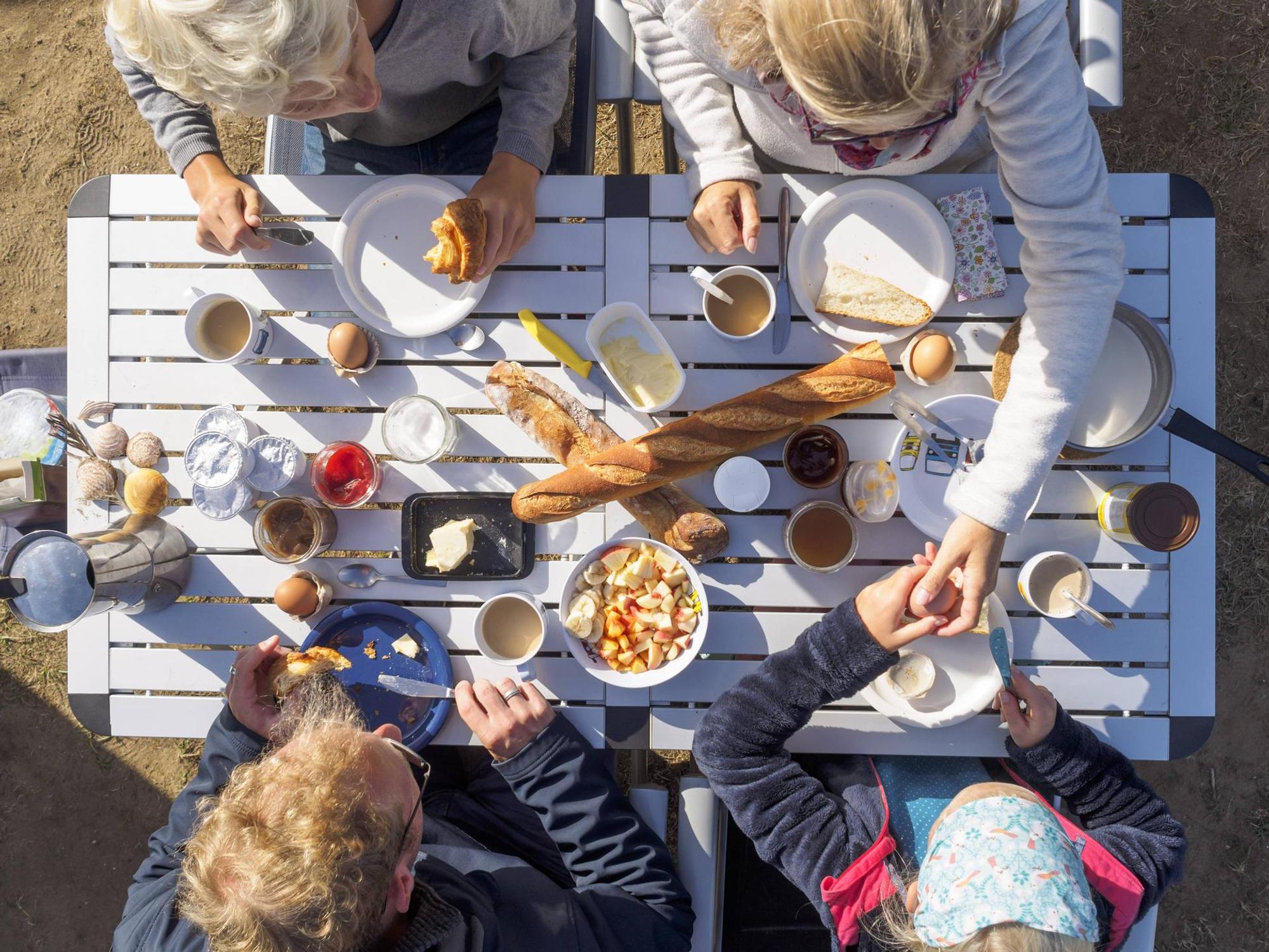 Eine_Familie_sitzt_beim_Frühstück