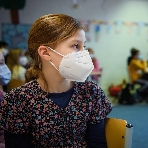 Mädchen Maske Schule