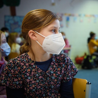 Mädchen Maske Schule