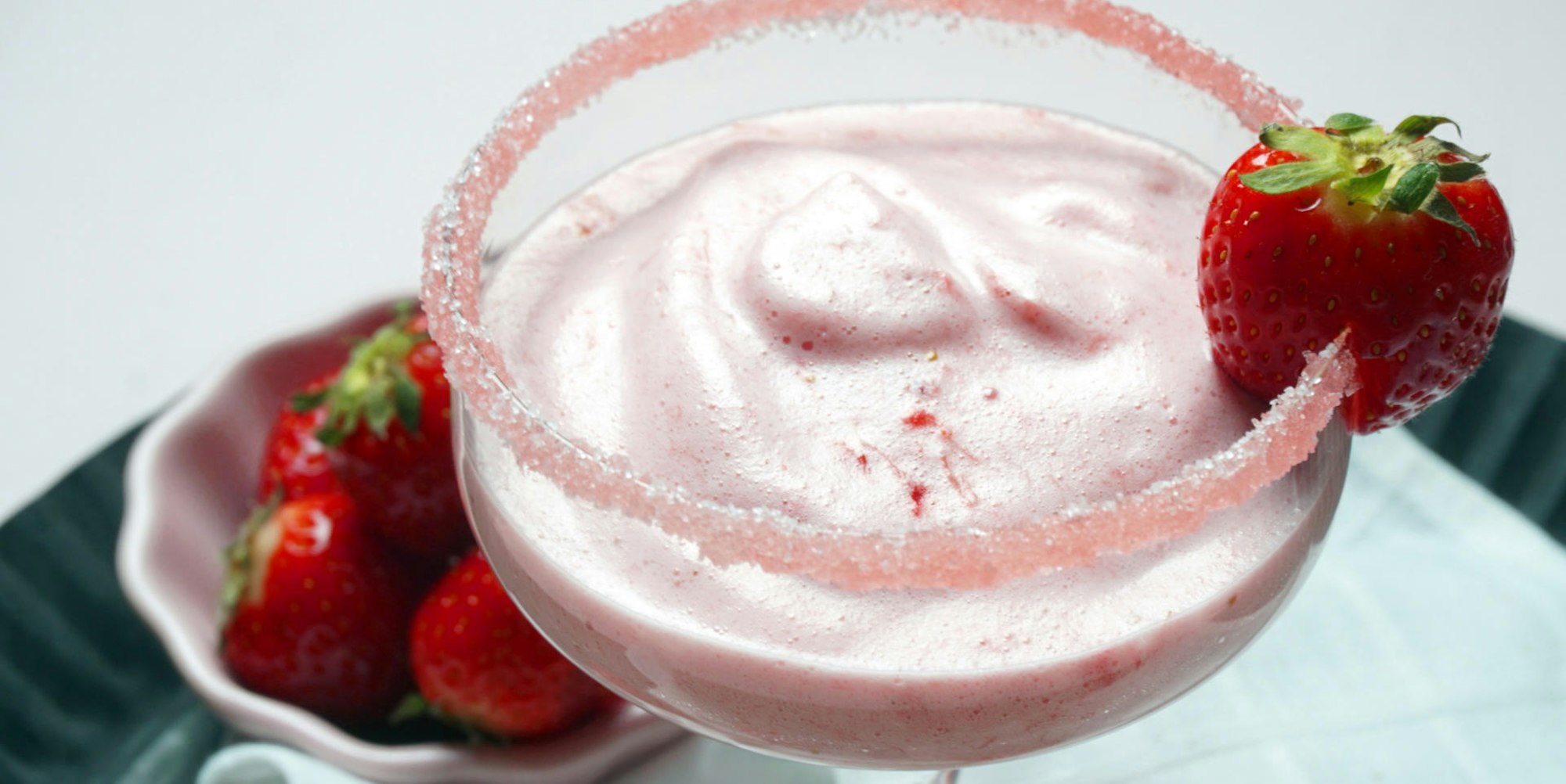 Luftiger_Erdbeerschaum dpa