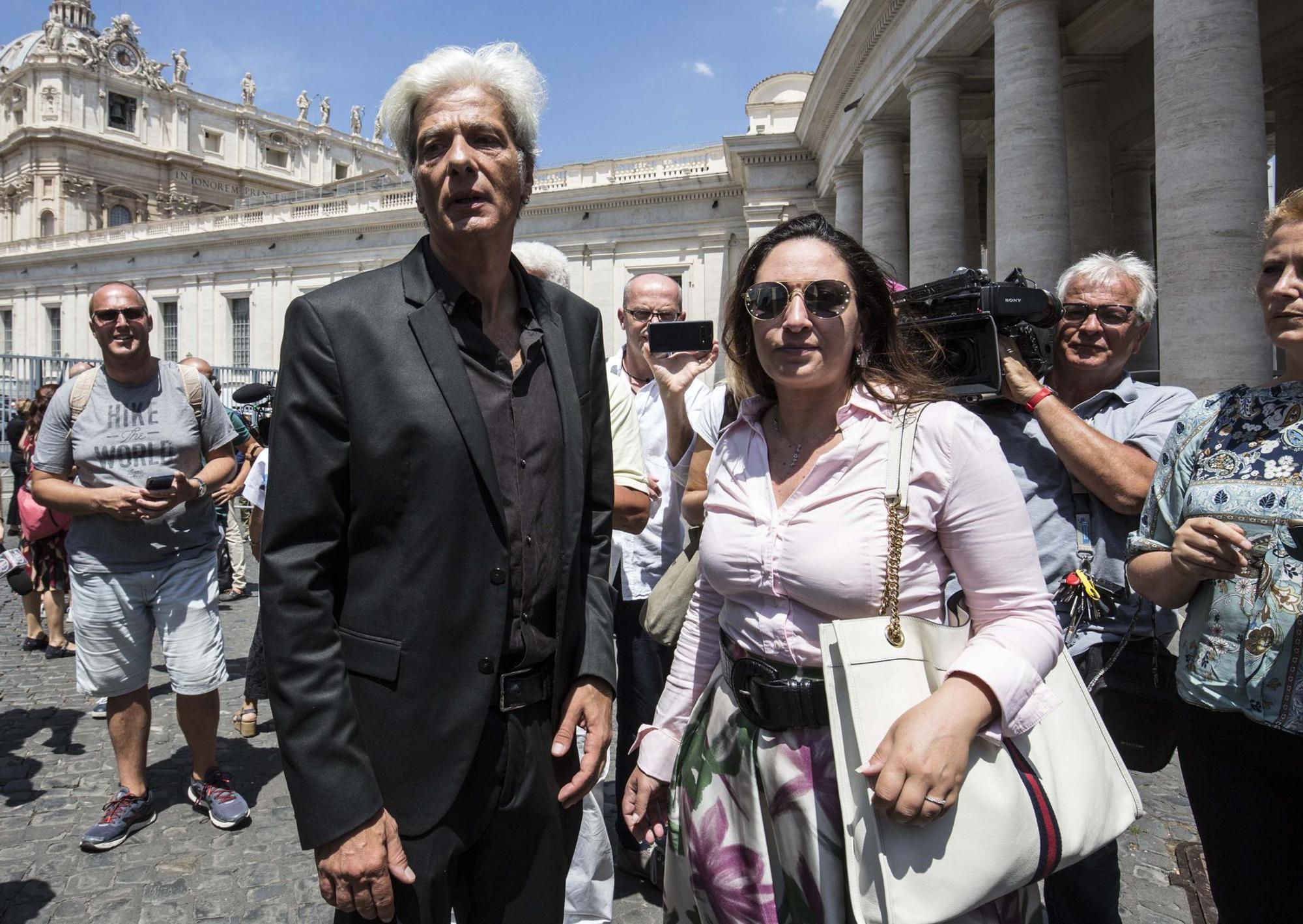 Pietro Orlandi (l) spricht 2019 gemeinsam mit seiner Anwältin Laura Sgro mit Medienvertretern.