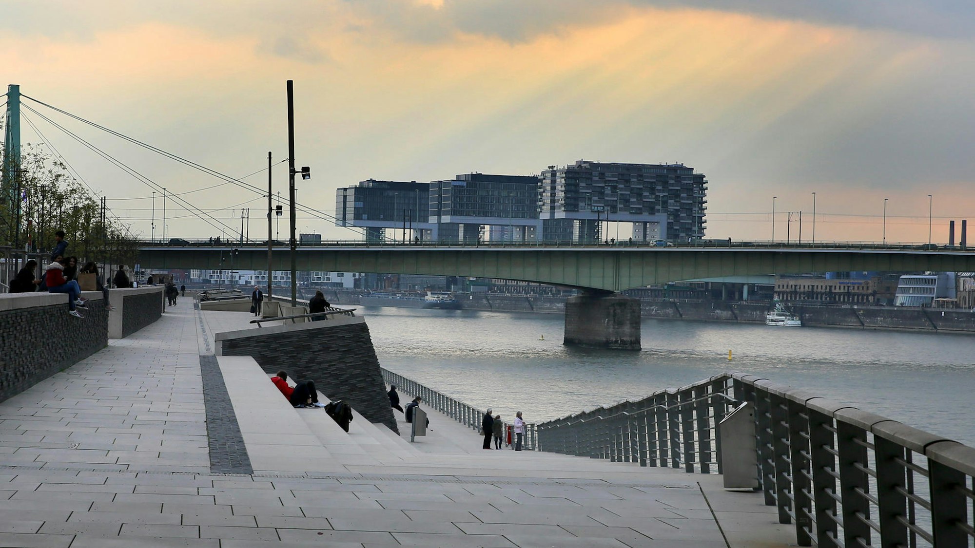 Blick auf den Rheinboulevard bei Sonnenuntergang